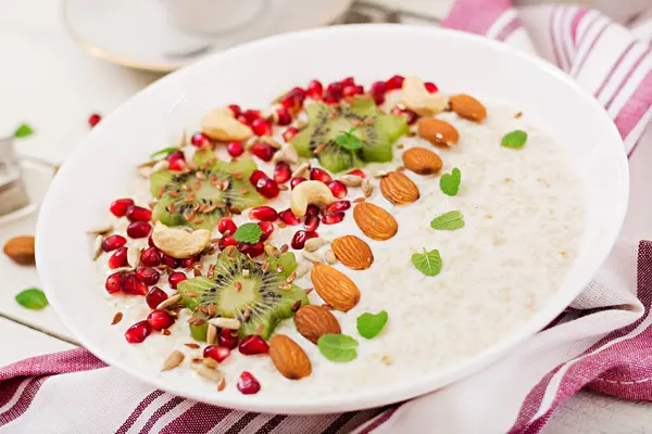 Porridge Farina Avena Saporito Sano Con Kiwi Melograno Semi Colazione — Foto Stock