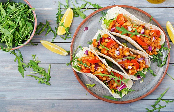 Tacos Mexicanos Com Carne Bovina Feijão Molho Tomate Salsa Deitado — Fotografia de Stock