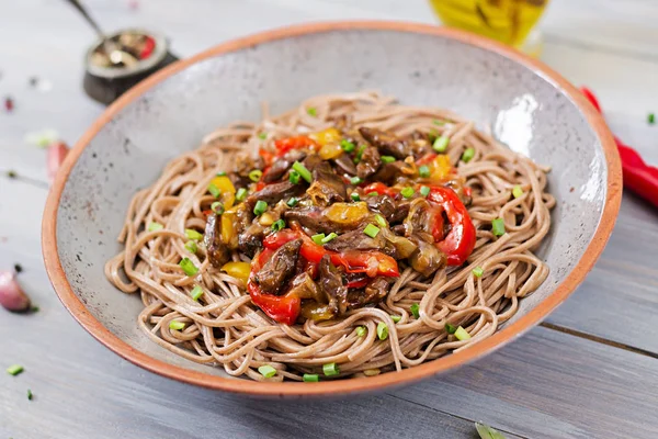 Stek Kyckling Hjärtan Paprika Lök Och Bovetenudlar — Stockfoto