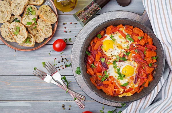 Fried Eggs Pieces Pumpkin Red Onions Tomatoes Tasty Breakfast View — Stock Photo, Image