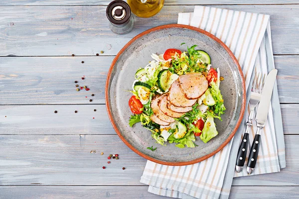 Salada Vitela Com Legumes Frescos Comida Dietética Salada Carne Vista — Fotografia de Stock