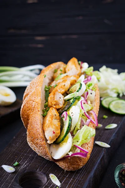 Sandwich Baguette Con Pescado Huevo Cebolla Escabeche Hojas Lechuga — Foto de Stock