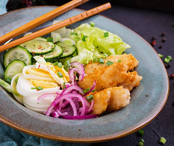 Ensalada Huevos Pescado Frito Verduras Frescas Cocina Asiática —  Fotos de Stock