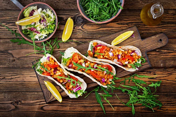 Mexikanische Tacos Mit Rindfleisch Bohnen Tomatensauce Und Salsa Flach Lag — Stockfoto