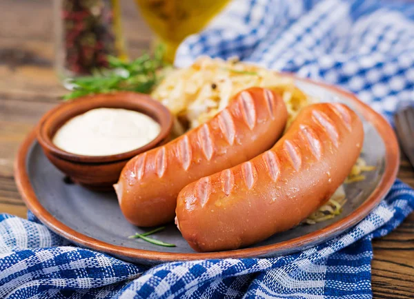 Placa Salchichas Chucrut Sobre Mesa Madera Menú Tradicional Oktoberfest — Foto de Stock