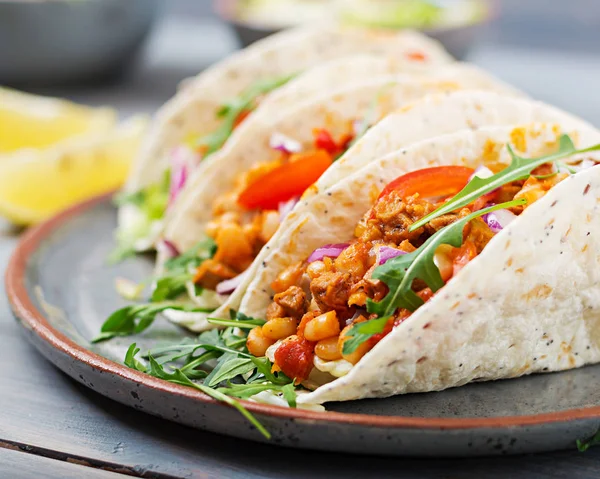 Tacos Mexicanos Com Carne Bovina Feijão Molho Tomate Salsa — Fotografia de Stock