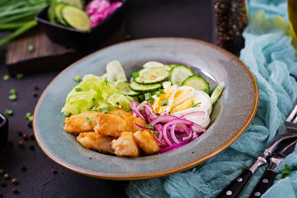 炸鱼和新鲜蔬菜沙拉 亚洲美食 — 图库照片