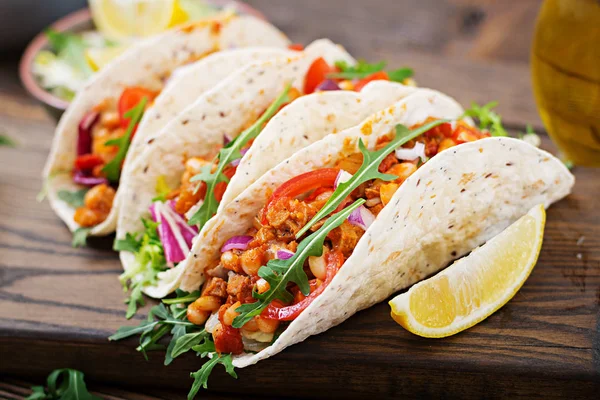 Tacos Mexicanos Con Carne Res Frijoles Salsa Tomate Salsa — Foto de Stock