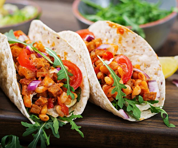 Tacos Mexicanos Con Carne Res Frijoles Salsa Tomate Salsa — Foto de Stock