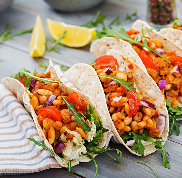 Tacos Mexicanos Con Carne Res Frijoles Salsa Tomate Salsa — Foto de Stock