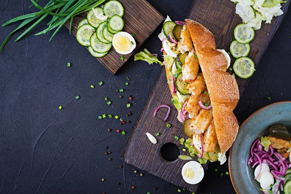 Sandwich Baguette Con Pescado Huevo Cebolla Escabeche Hojas Lechuga Vista —  Fotos de Stock