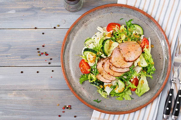 Kalfsvlees Salade Met Verse Groenten Dieet Eten Vlees Salade Bovenaanzicht — Stockfoto