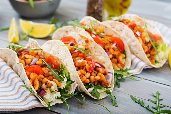 Tacos Mexicanos Com Carne Bovina Feijão Molho Tomate Salsa — Fotografia de Stock