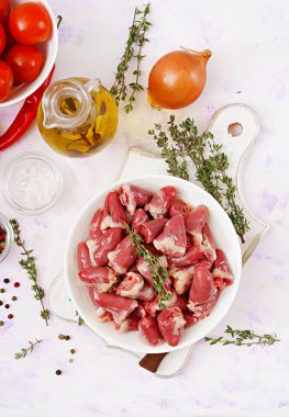 Kabak ve domates domates soslu tavuk kalbimizle yemek pişirmek için malzemeler. Garnitür ile haşlanmış pirinç servis edilir. Düz yatıyordu. Üstten Görünüm.