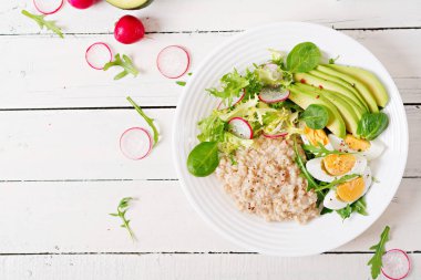 Sağlıklı kahvaltı. Diyet menüsü. Yulaf lapası ve avokado salata ve yumurtaları. Üstten Görünüm