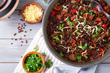 Sebze ile siyah mercimek beluga. Paskalya menü. Vegan gıda. Üstten Görünüm