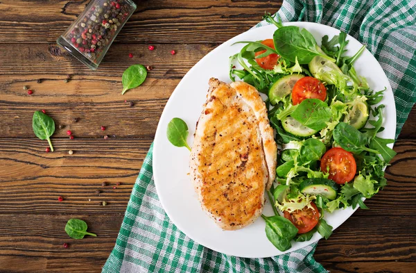 Gegrilde Kipfilet Verse Fruit Salade Tomaten Komkommers Sla Bladeren Kipsalade — Stockfoto