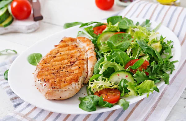 グリルした鶏の胸肉と新鮮野菜のサラダ トマト キュウリ レタスの葉 チキンサラダ 健康食品 — ストック写真
