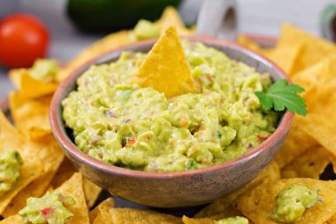 Guacamole avokado, limon, domates, soğan ve Salantro, üstten görünüm ile cips - geleneksel Meksika aperatif servis.