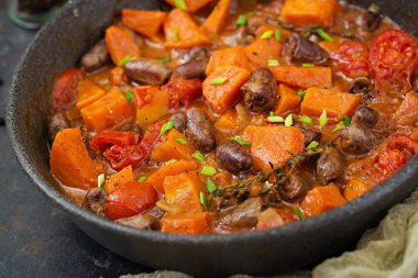 Kabak ve domates domates soslu tavuk kalbimizle.