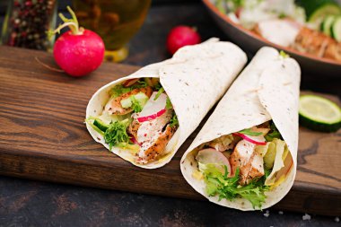 Fırında tavuk göğsü, salatalık, turp ve marul ile sağlıklı Meksika tacos.