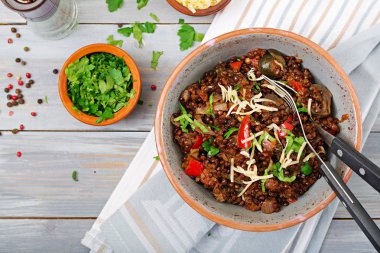 Sebze ile siyah mercimek beluga. Paskalya menü. Vegan gıda. Üstten Görünüm