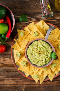 Guacamole avokado, limon, domates, soğan ve Salantro, cips ile - geleneksel Meksika aperatif servis. Düz yatıyordu. Üstten Görünüm.