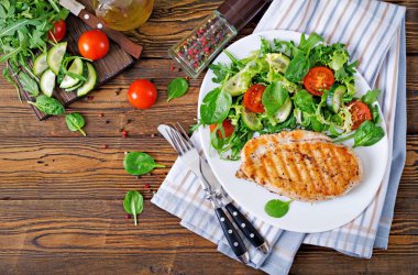 Izgara tavuk göğsü - domates, salatalık, turp ve karışım marul yaprakları taze sebze salatası. Tavuk salatası. Sağlıklı gıda. Üstten Görünüm