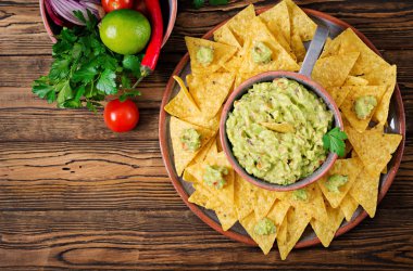 Guacamole avokado, limon, domates, soğan ve Salantro, cips ile - geleneksel Meksika aperatif servis. Düz yatıyordu. Üstten Görünüm.
