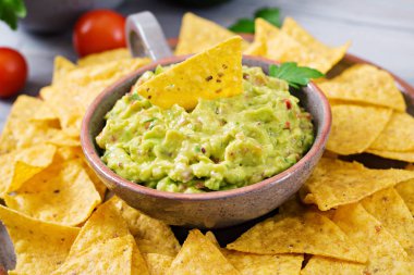 Guacamole avokado, limon, domates, soğan ve Salantro, üstten görünüm ile cips - geleneksel Meksika aperatif servis.