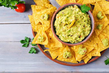 Guacamole avokado, limon, domates, soğan ve Salantro, cips ile - geleneksel Meksika aperatif servis. Düz yatıyordu. Üstten Görünüm.