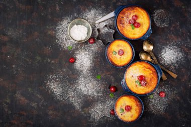 Kiraz ile süzme peynir güveç. Düz yatıyordu. Üstten Görünüm.