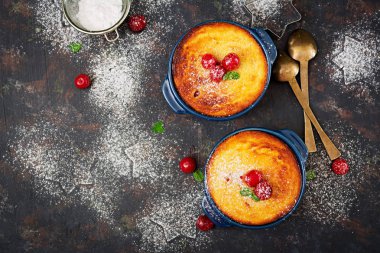 Kiraz ile süzme peynir güveç. Düz yatıyordu. Üstten Görünüm.