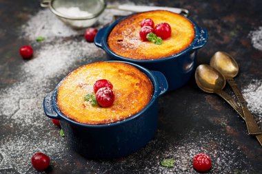 Kiraz ile süzme peynir güveç