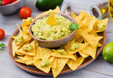 Guacamole avokado, limon, domates, soğan ve Salantro, üstten görünüm ile cips - geleneksel Meksika aperatif servis.
