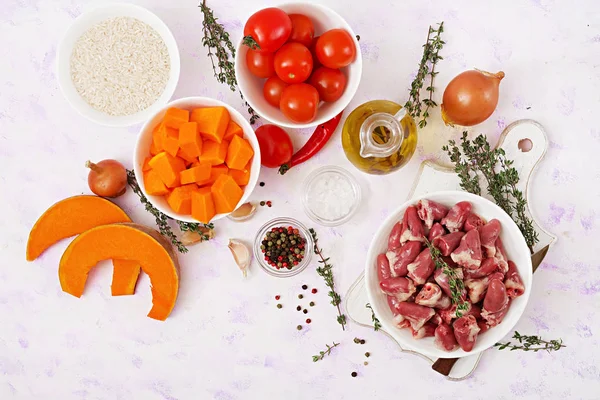 Ingredienser För Matlagning Kyckling Hjärtan Med Pumpa Och Tomater Tomatsås — Stockfoto