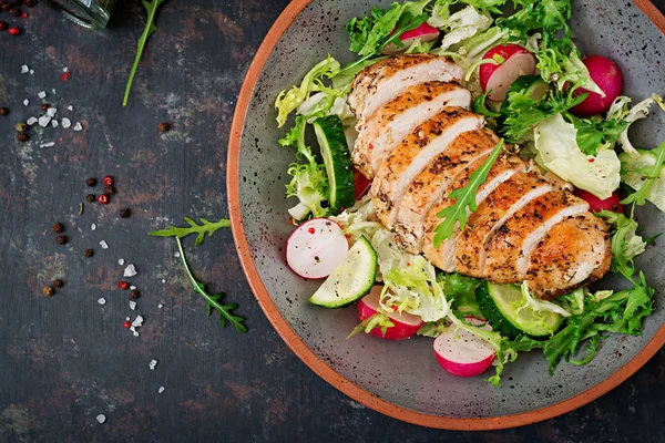 Kom Met Salade Van Verse Groenten Gebakken Kippenborst Een Donkere — Stockfoto