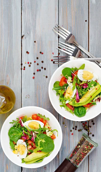 西红柿 鸡蛋和生菜叶混合的美味和清淡的沙拉 健康的早餐 顶部视图 — 图库照片