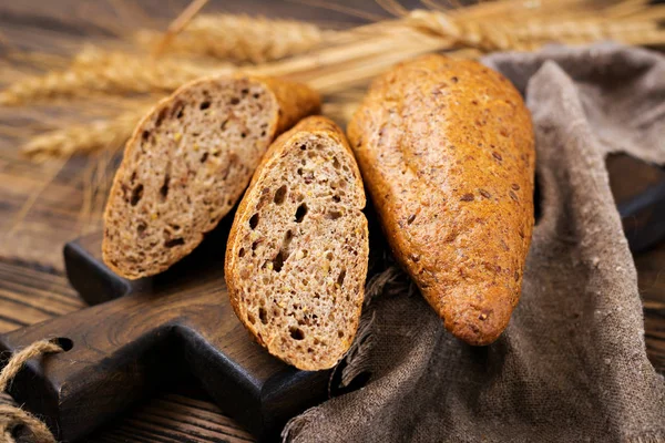 Buns Farinha Grãos Integrais Com Adição Sementes Linho Fundo Madeira — Fotografia de Stock