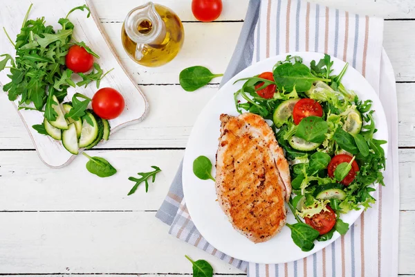 Gegrilde Kipfilet Verse Fruit Salade Tomaten Komkommers Sla Bladeren Kipsalade — Stockfoto