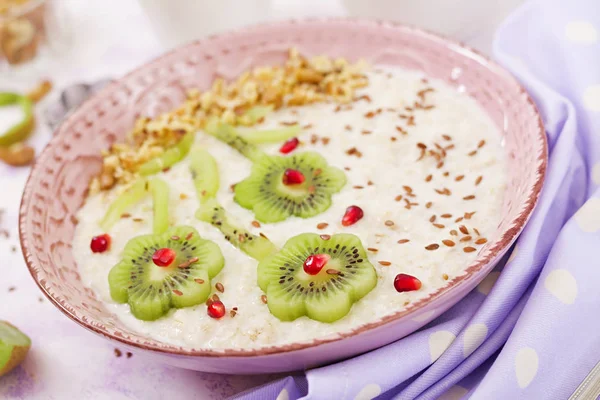 Porridge Farina Avena Saporito Sano Con Kiwi Melograno Noci Colazione — Foto Stock