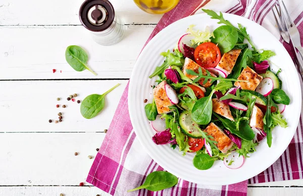 Vers Fruit Salade Met Gegrilde Kipfilet Tomaten Komkommer Radijs Mix — Stockfoto