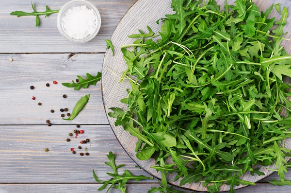 Folhas Frescas Arugula Uma Tigela Fundo Madeira Leve Deitado Vista — Fotografia de Stock