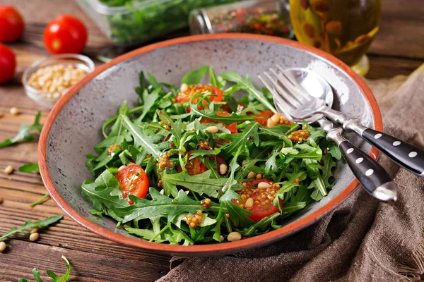 Menú Dietético Cocina Vegana Ensalada Saludable Con Rúcula Tomates Piñones —  Fotos de Stock