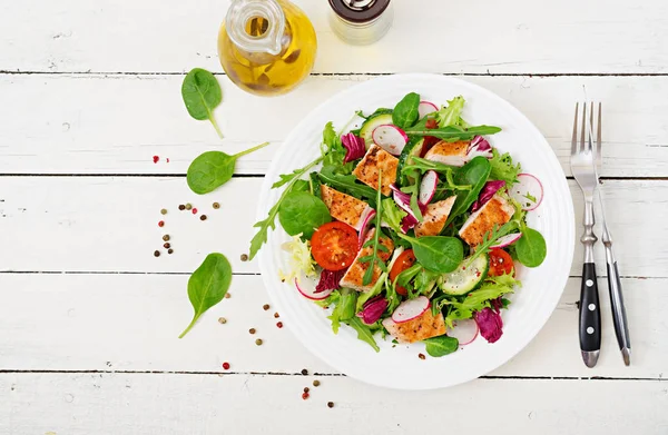 Vers Fruit Salade Met Gegrilde Kipfilet Tomaten Komkommer Radijs Mix — Stockfoto