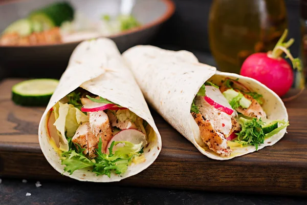 Fırında tavuk göğsü, salatalık, turp ve marul ile sağlıklı Meksika tacos.