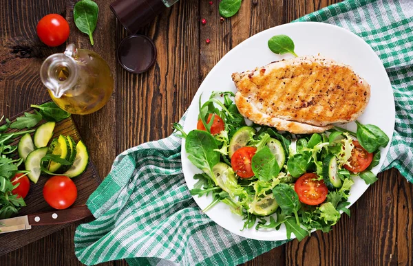 Pechuga Pollo Parrilla Ensalada Verduras Frescas Tomates Pepinos Hojas Lechuga — Foto de Stock