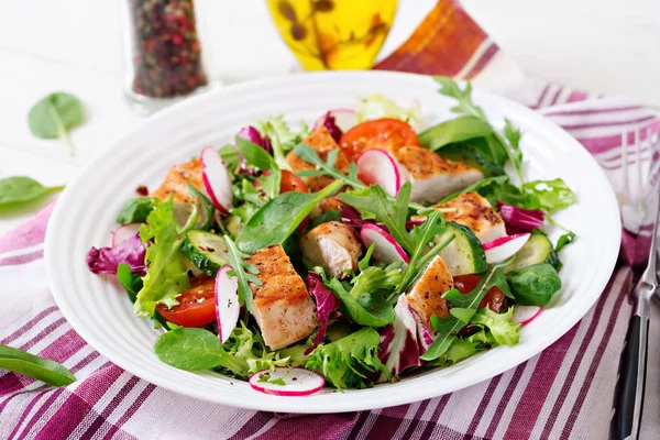 Ensalada Verduras Frescas Con Pechuga Pollo Parrilla Tomates Pepinos Rábano — Foto de Stock