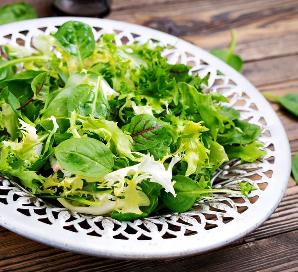 Foglie Fresche Insalata Mescolanza Una Boccia Uno Sfondo Legno — Foto Stock