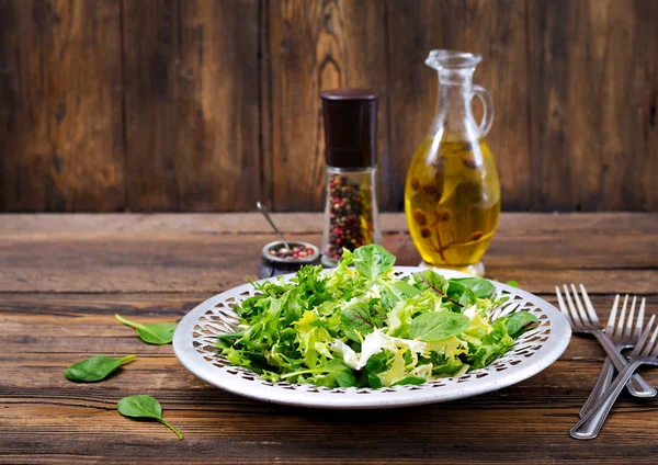 Hojas Frescas Ensalada Mezcla Tazón Sobre Fondo Madera — Foto de Stock